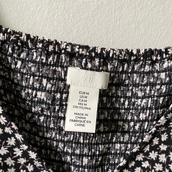 2 for $10! H&M Floral Black and White Scrunch Long sleeve Blouse M - Picture 2 of 6